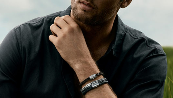 accessoires pour une tenue professionnelle décontractée homme, modèles de bracelets en gris et noir design tressé