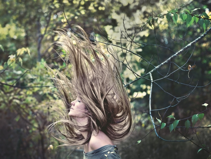 coloration avec mèches blond cendré sur cheveux marron, technique de lissage bresilien pour cheveux longs