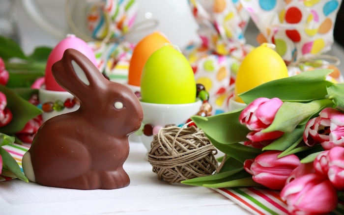 Idée photo de lapin chocolat de paques, joyeuses paques avec tulipes et oeufs colorés, images salut paques