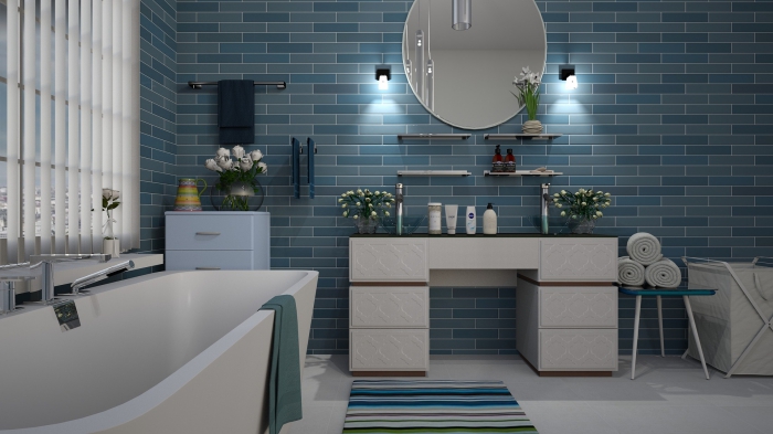 une salle de bains bleue et blanche avec un mur d'accent revêtu du carrelage en grès cérame à joints contrariés
