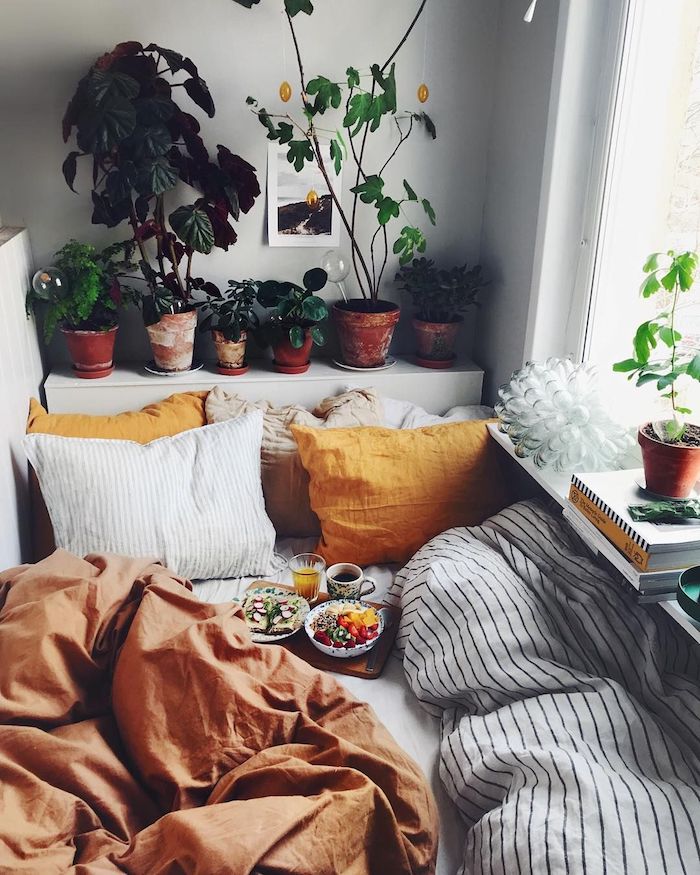 Lit cozy avec tete de lit rangement de plantes vertes, décoration chambre à coucher tumblr inspirée, chambre adulte deco