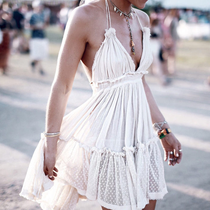 Style boheme chic parfait pour les festival de musique, robe bohème chic en dentelle blanche, femme stylée