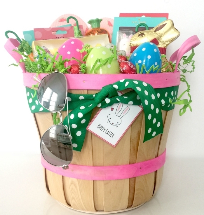 quel cadeau pour fille, idée surprise enfant pour Pâques, panier décoré avec ruban et friandises en chocolat