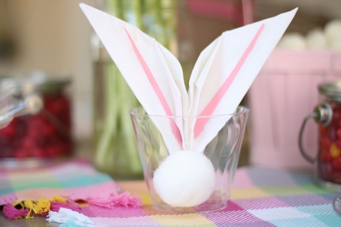 comment plier une serviette en lapin paques facile, décoration de table de fête avec des serviettes pliées en tête de lapin 