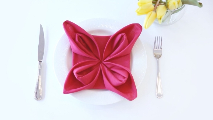 idée de pliage serviette paques en forme de jolie fleur, déco de table de pâques avec des fleurs et de jolies serviettes en tissu