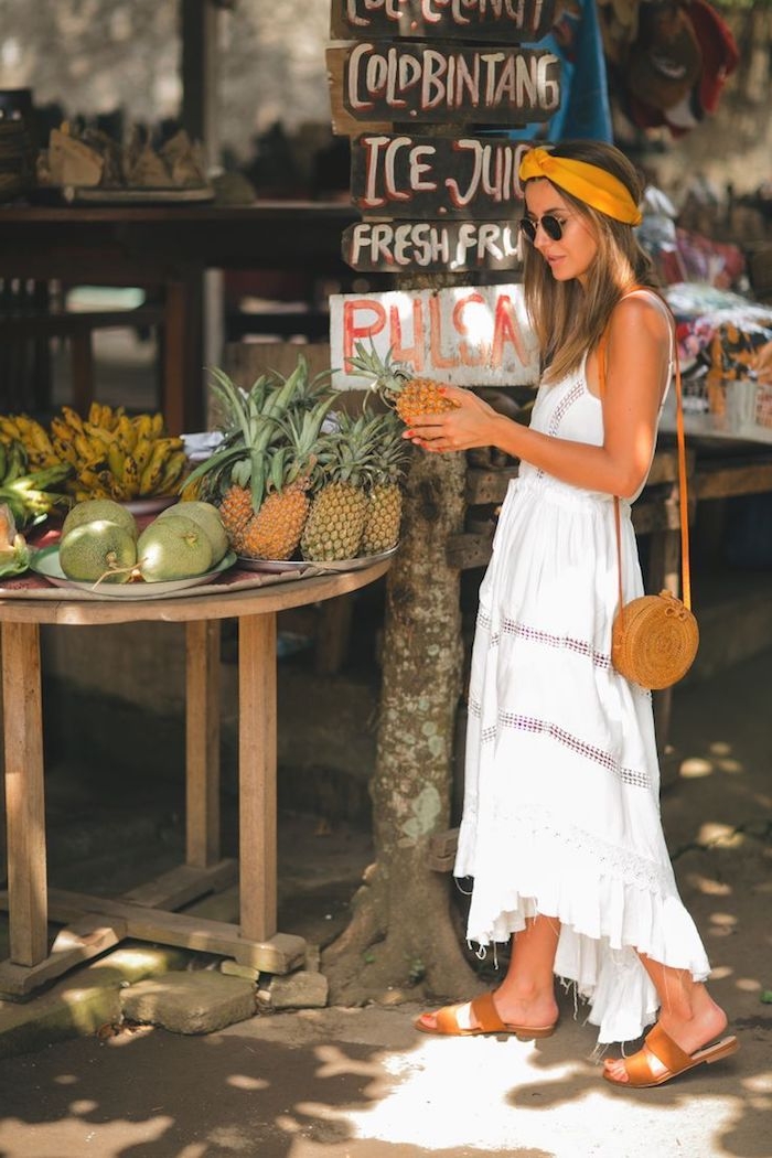 Idée robe longue blanche boheme, belle robe hippie chic pour les vacances tropiques, le style à choisir, photo de femme qui ramasse des ananas