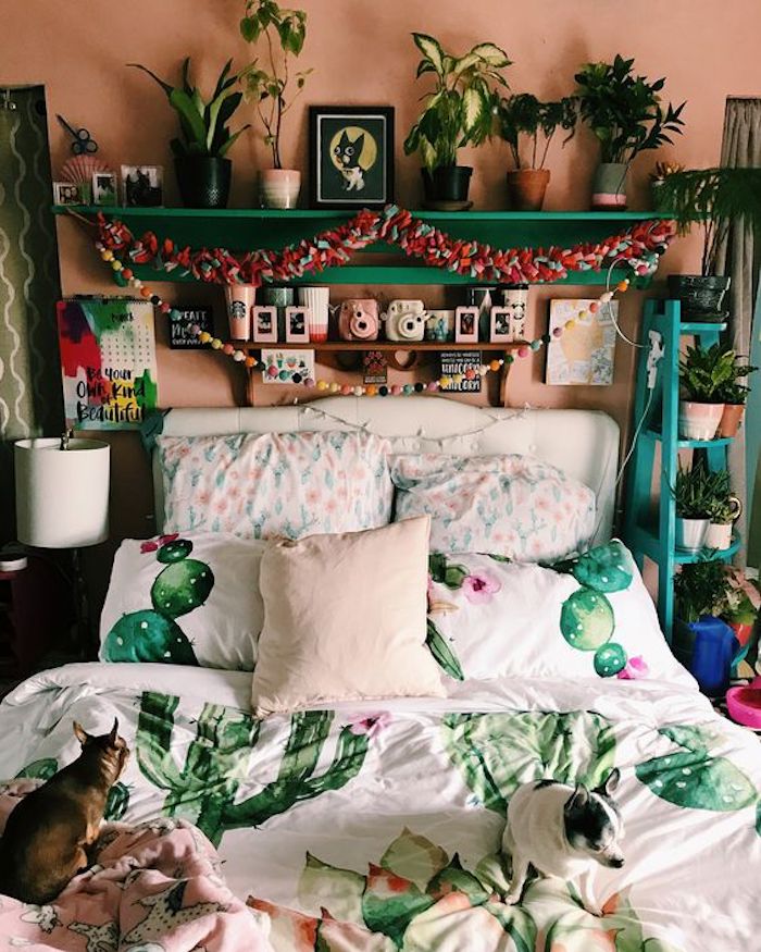 chambre adolescente coloré, décoration chambre à coucher bohème, déco chambre rose et vert, linge de lit motif cactus, deux chiens sur le lit 