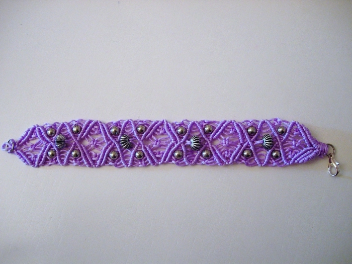 bijou à fabriquer soi-même en fil macramé soie, exemple de bracelet en noeuds macramé facile avec ornements
