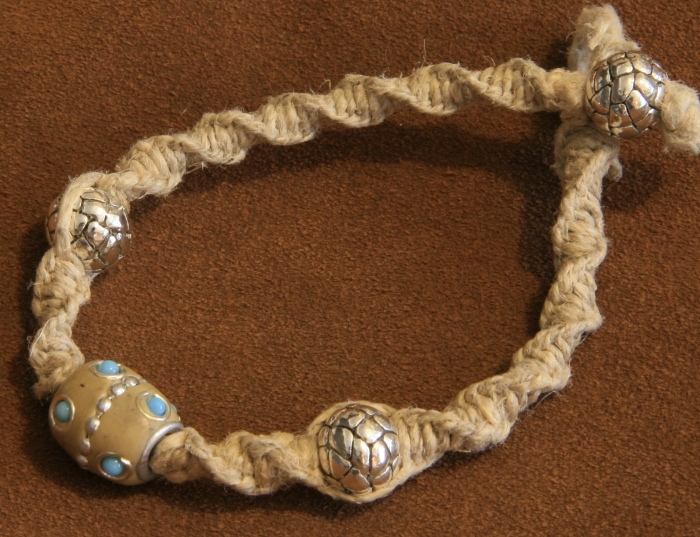noeud plat torsadé pour fabriquer un bijou original, modèle de bracelet en corde macramé avec ornements argentés