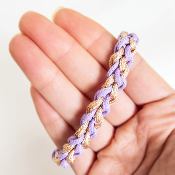 noeud macramé bicolore, exemple de bijou fait main en corde coton, diy bracelet tressé en cordon beige et violet