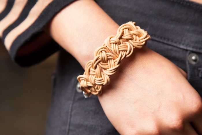 bijou design original fait main, modèle de bracelet tressé beige, idée bijou en noeuds macramé à faire soi-même en fil cuir