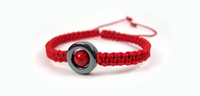 bracelet diy en fil coton rouge réalisé avec noeuds macramés, idée bracelet shamballa à faire soi-même avec ornement anneau