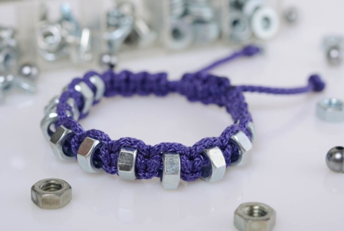 noeud macramé pour faire des bracelets, modèle de bijou fait main en corde coton violet avec ornements anneau argenté