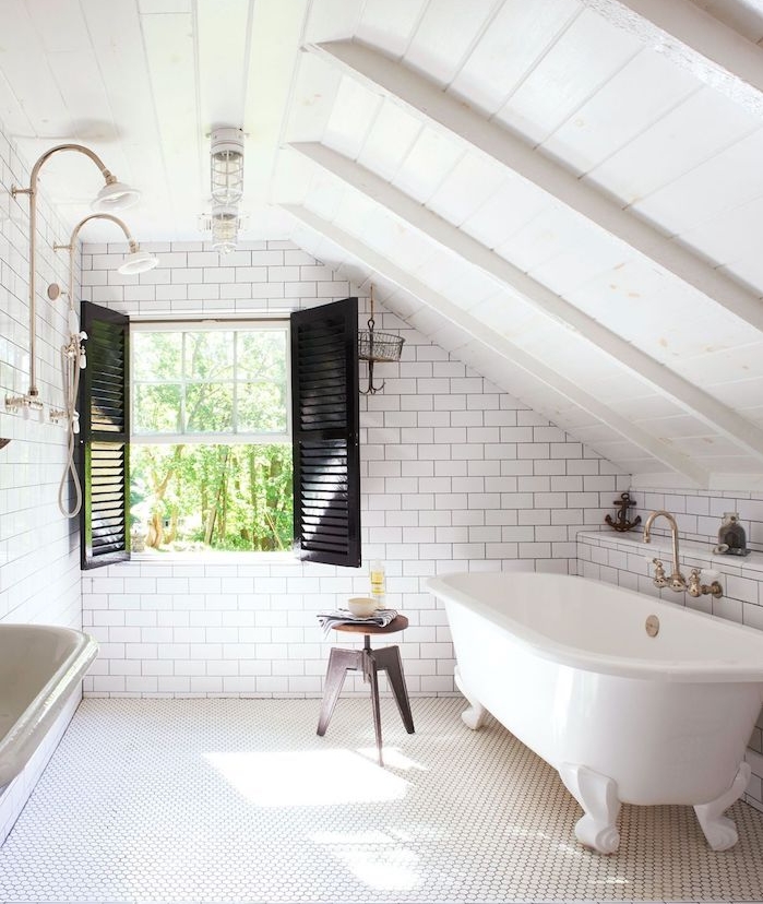 salle de bain blanche avec grosse grosse fenêtres à volets noirs, carrelage metro blanc aux murs, pente lambris blanc, douche simple vintage