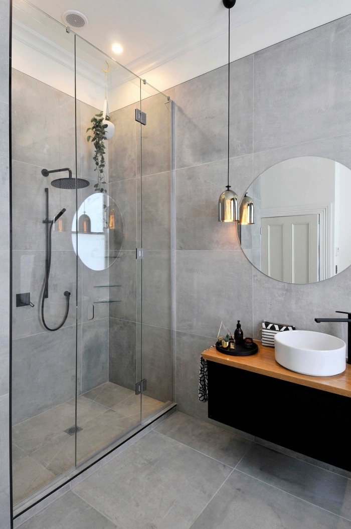 modèle miroir rond dans une salle de bain grise et blanche, idée décoration salle de bain de style industriel avec murs béton