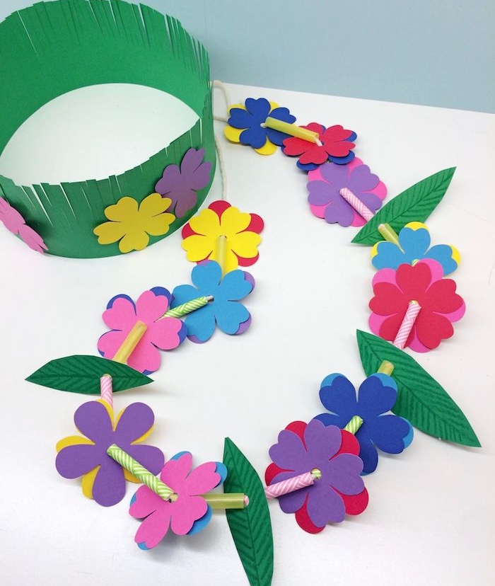 couronne de papier florale en bandeau de papier imitation herbe et deco de fleurs de papier, collier en paille et fleurs de papier