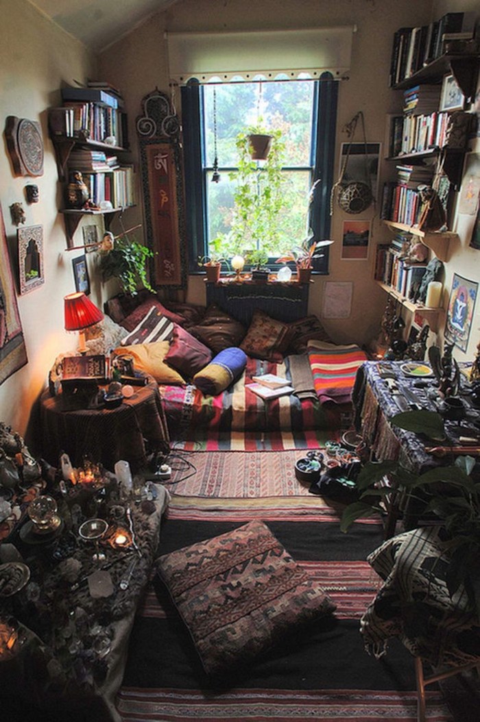 Vintage chambre adolescente, décoration chambre à coucher style marocaine sans beaucoup de meubles, mais avec beaucoup d'objets et coussins pour repos 