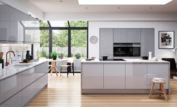 design contemporain dans une cuisine blanche au plancher bois aménagée avec meubles en blanc et gris laqué