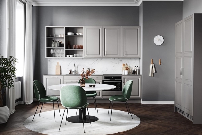 idée comment associer les couleurs dans une cuisine moderne, design intérieur contemporain dans une cuisine aux murs gris avec crédence et tapis blancs