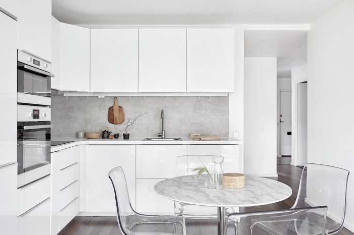 déco de cuisine grise et blanche moderne avec table à manger, agencement de cuisine en l avec meubles blancs