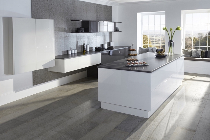 modèle de cuisine grise et bois, idée coin de repos sous fenêtre avec coussins de nuances grises, plan de travail noir