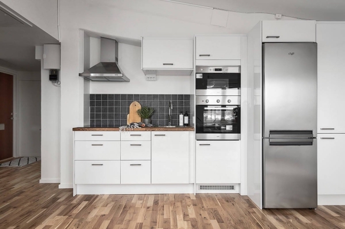 exemple quelle couleur avec le gris dans une cuisine blanche, déco petite cuisine avec plan de bois brut et crédence gris anthracite