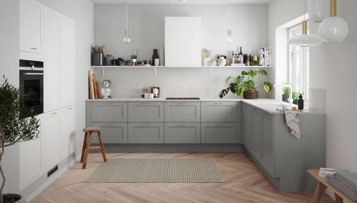 déco cuisine en u, modèle de cuisine aux murs gris clair avec meubles blancs et gris, idée quelle couleur avec le gris