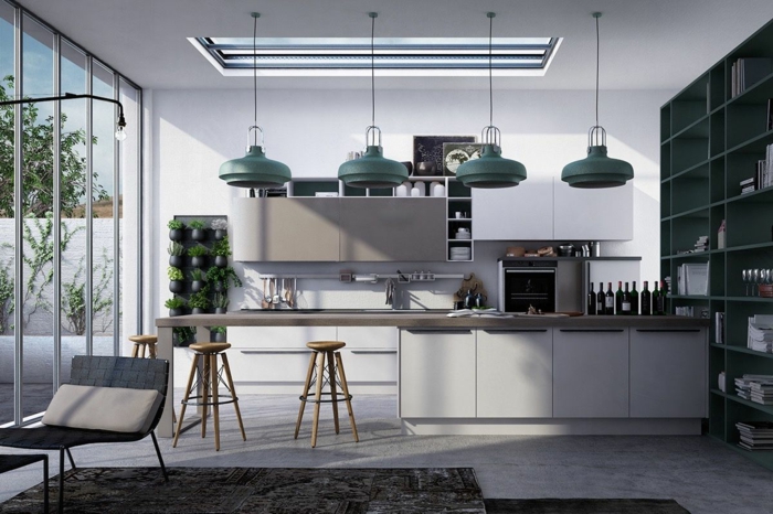 cuisine grise et blanche, quatre lampes suspendues, puits de lumière, étagère bleue, tapis gris moderne, fenêtre du sol au plafond