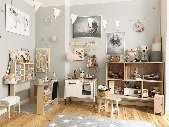 pédagogie montessori chambre bébé mixte, parquet bois clair, tapis gris, mobilier en bois, macramé mural, cuisine enfant, coin activités montessori