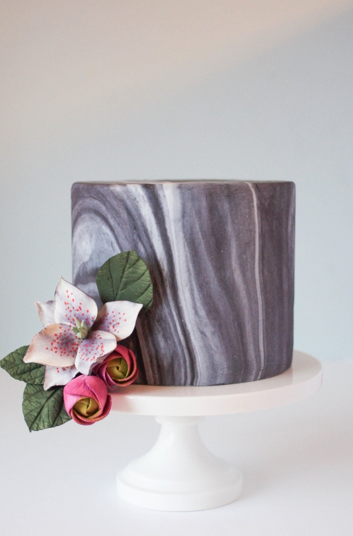 image gateau anniversaire recouvert de pâte à sucre effet marbré, décoré d'une fleur artificielle, décoration de gâteau d'anniversaire à réaliser soi-même