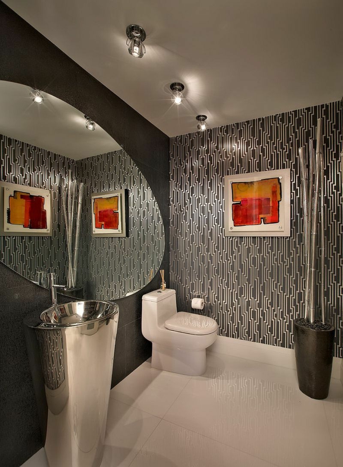 idee deco wc en gris et blanc, vasque colonne, plafond blanc, grand miroir ovale sans cadre, peinture abstraite