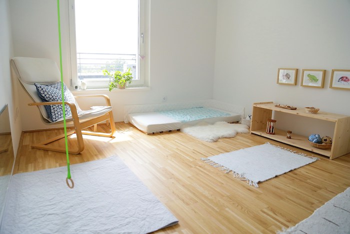 chambre sobre et épurée pour une ambiance montessori, parquet bois clair, tapis d'activité, matelas blanc, etagere bois rangement