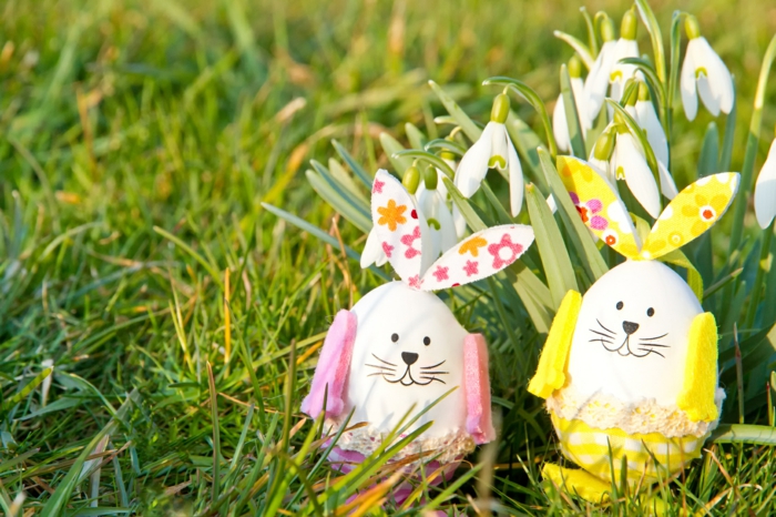 comment décorer ses oeufs de pâques de manière originale, pelouse verte, oeufs transformés en lapins