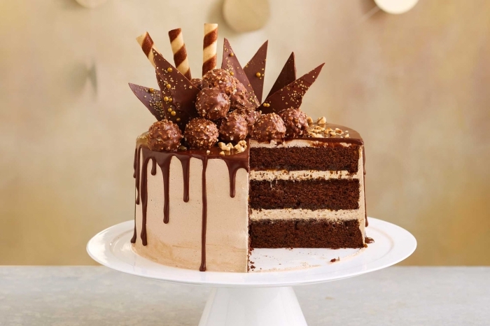 gâteau au glaçage décoré de copeaux en chocolat et des boules au chocolat et noisettes, decoration gateau chocolat