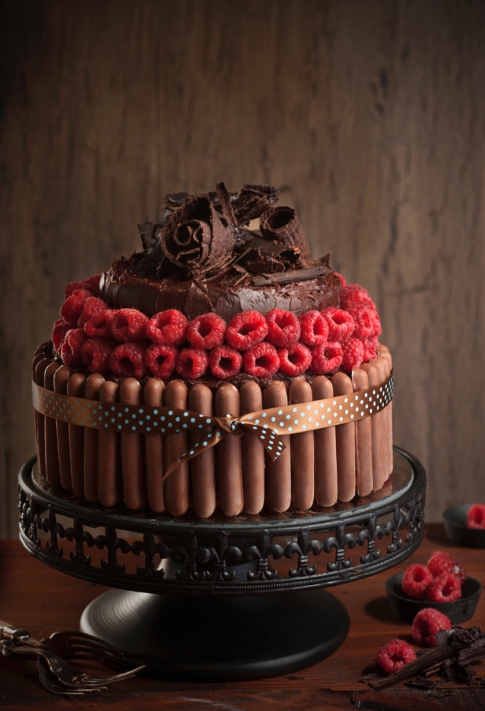 gâteau d'anniversaire décadent décoré avec des framboises et fingers, decoration gateau chocolat, fingers et framboises fraîches