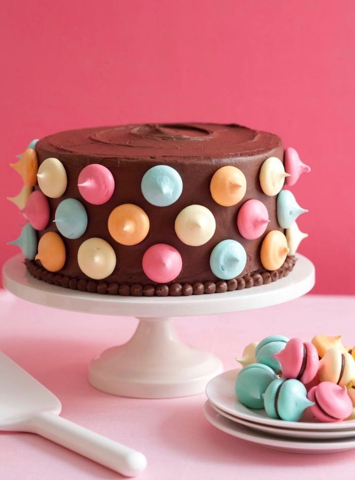 gâteau d'anniversaire au chocolat décoré avec des meringues colorées idée pour une decoration gateau chocolat