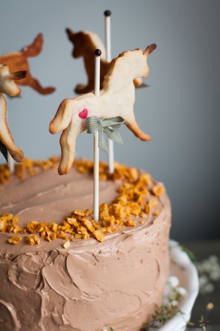 decoration gateau chocolat façon carrousel avec des petits sablés en forme de cheval