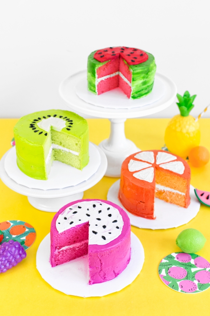 gâteaux d'anniversaire originaux façon fruits tropicaux, décoration de gâteau d'anniversaire réalisée avec du glaçage coloré
