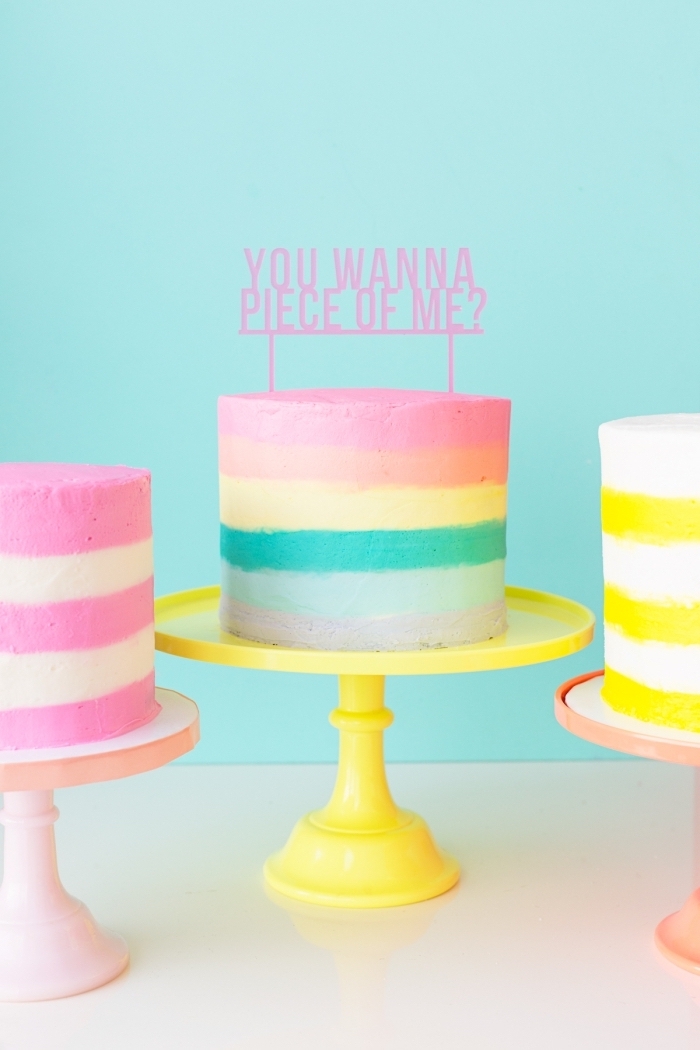 image gateau anniversaire au glaçage lisse multicolore réalisé à l'aide d'un peigne à glaçage, gâteau arc-en-ciel décoré avec un cake topper original