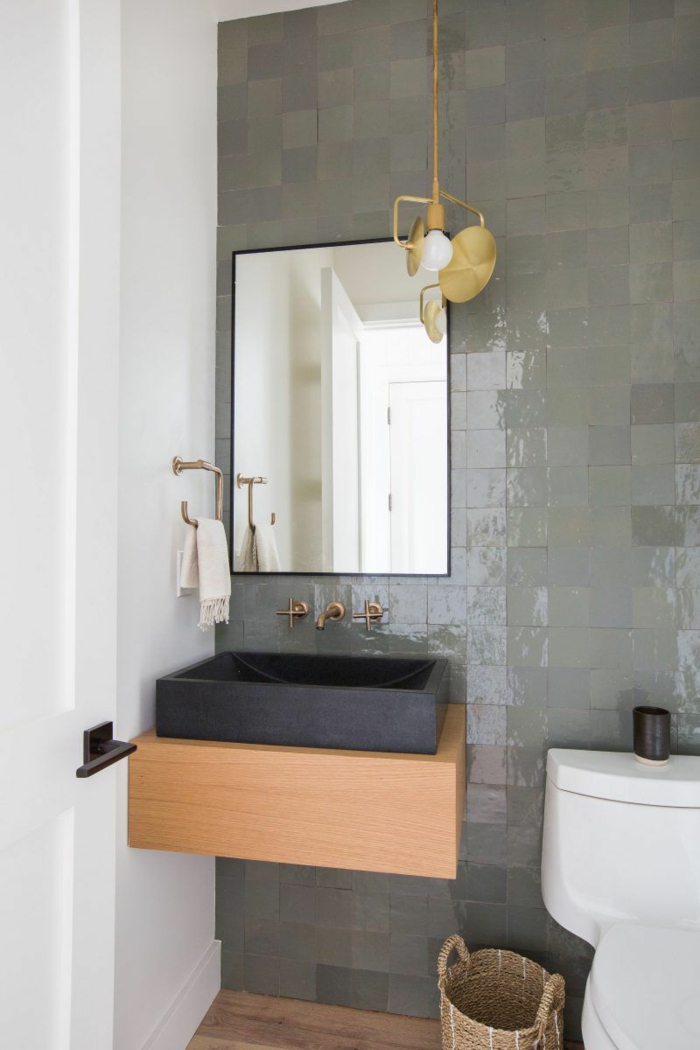 carrelage toilette gris clair, meuble vasque bois et vasque noire, miroir rectangulaire, panier tressé