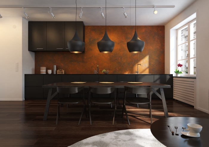 aménagement cuisine en longueur, déco de cuisine moderne noir et blanc avec crédence à texture mur métallisé