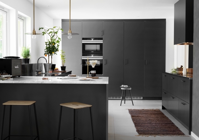comment aménager une cuisine contemporaine, cuisine moderne blanche avec meubles de couleur gris anthracite et accents métalliques 