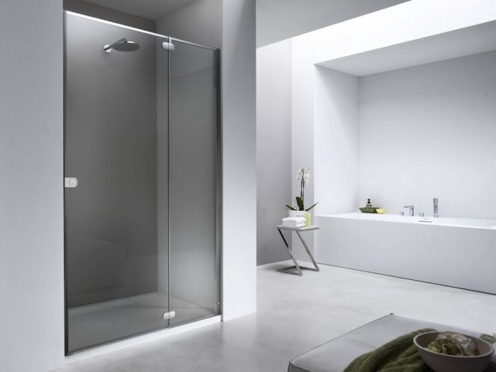 décoration salle de bain à design épuré et couleurs neutres, peinture murale blanche et carreaux plancher gris clair