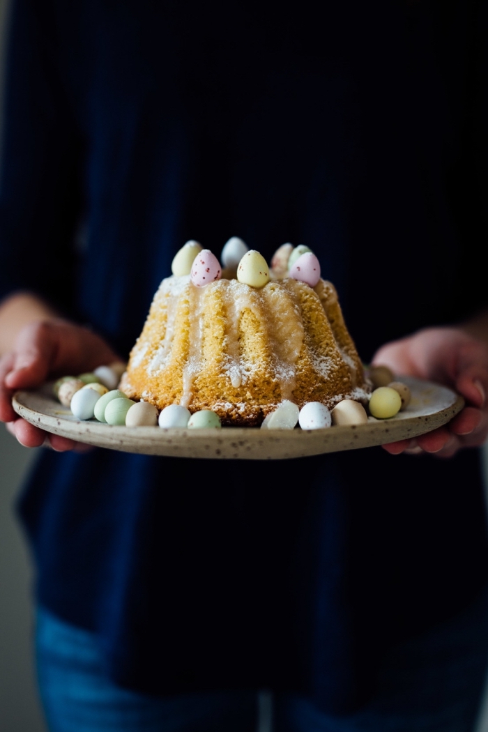 dessert de paques pour un menu festif facile et rapide, mini-gâteau au citron et aux amandes décoré de petits oeufs en chocolat