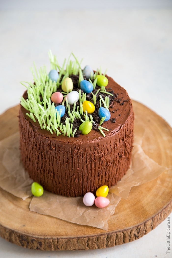 idée de dessert de paques original, petit gâteau au chocolat décoré d'herbe et d'oeufs de pâques en chocolat