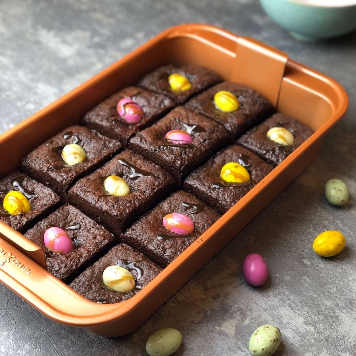 idée de dessert de paques au chocolat facile et rapide, des carrés de pudding au chocolat garnis de mini-oeufs de pâques en chocolat