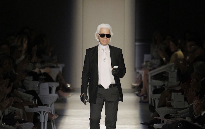 photo de Karl Lagerfeld sur un podium après un défilé de Chanel, mort le 19 février d'un cancer