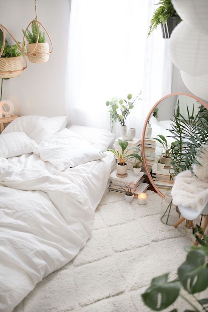 Blanche et bois claire déco chambre tumblr, moderne idée pour la chambre à coucher scandinave peinte en blanc avec blanche linge de lit et beaucoup de plantes vertes 