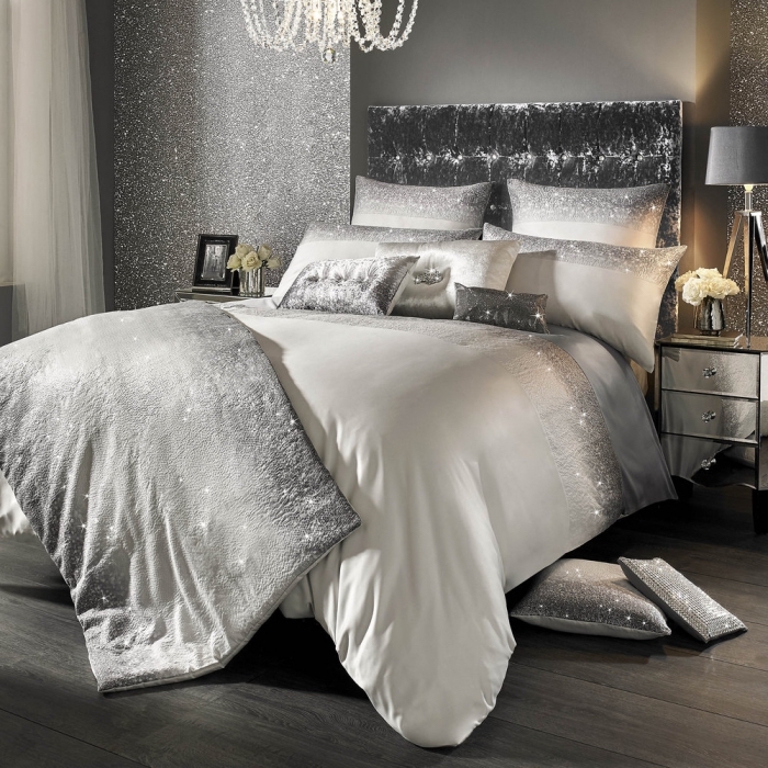 comment aménager une chambre féminine luxueuse avec grand lit kingsize et murs glitter, exemple peinture tendance effet pailleté