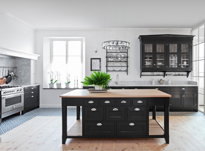 idée quelle couleur pour les murs d'une cuisine, modèle de cuisine spacieuse avec îlot en noir et bois, modèle crédence cuisine marbre gris